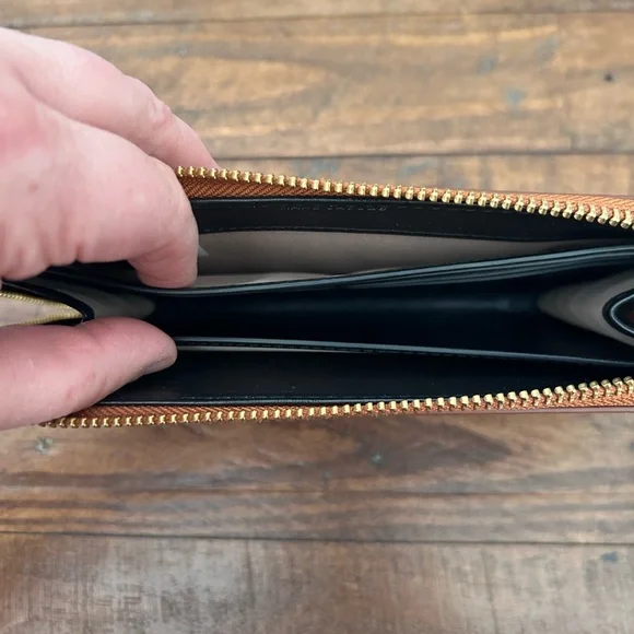 Marc Jacobs Tan Leather Zip Around Wallet/Wristlet Organizer. - Picture 7 of 11